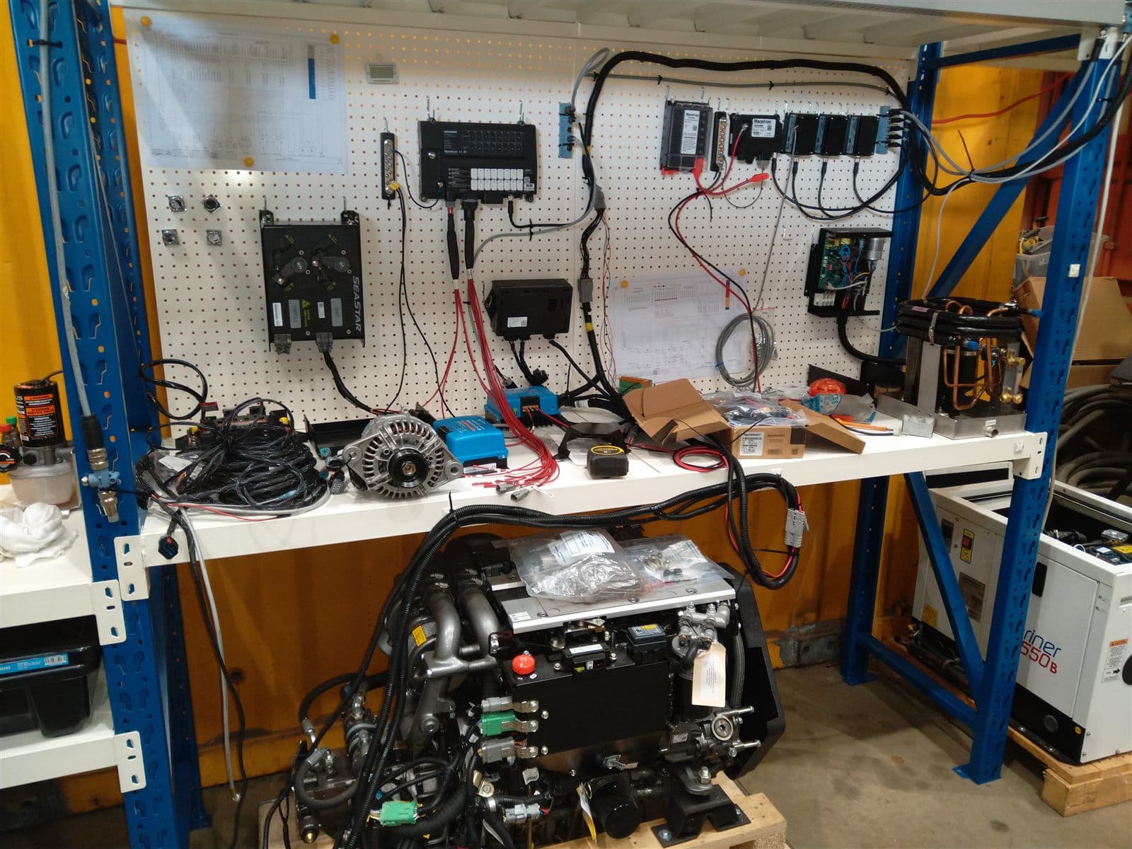 Engine integration bench: engine, controllers and harness